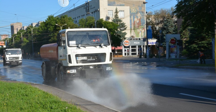 Дороги в Мариуполе снова поливают водой (ФОТО)