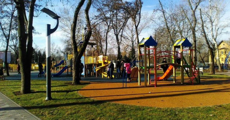 Мариупольцы в локдаун привели детей на игровую площадку в парке «Веселка»