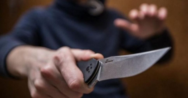 В Мариуполе мужчину ранили ножом