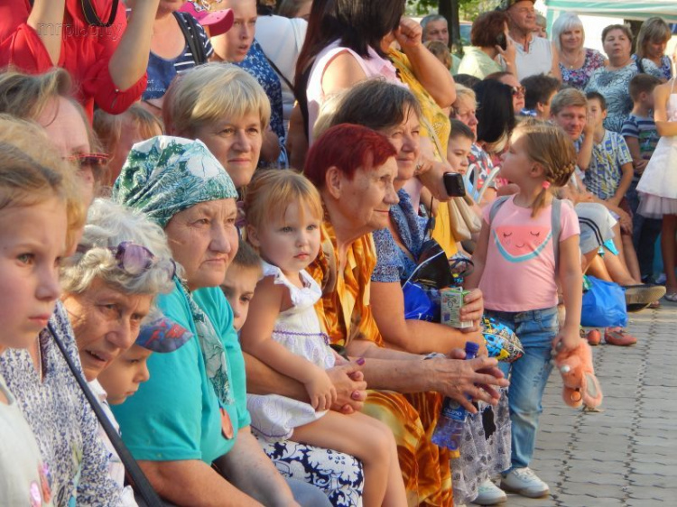 В поселке на окраине Мариуполя пышно отметили праздник «для своих» (ФОТОРЕПОРТАЖ)