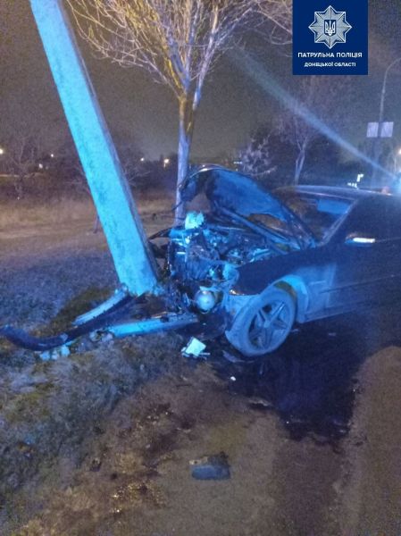 Автомобиль «всмятку»: в Мариуполе иномарка врезалась в электроопору