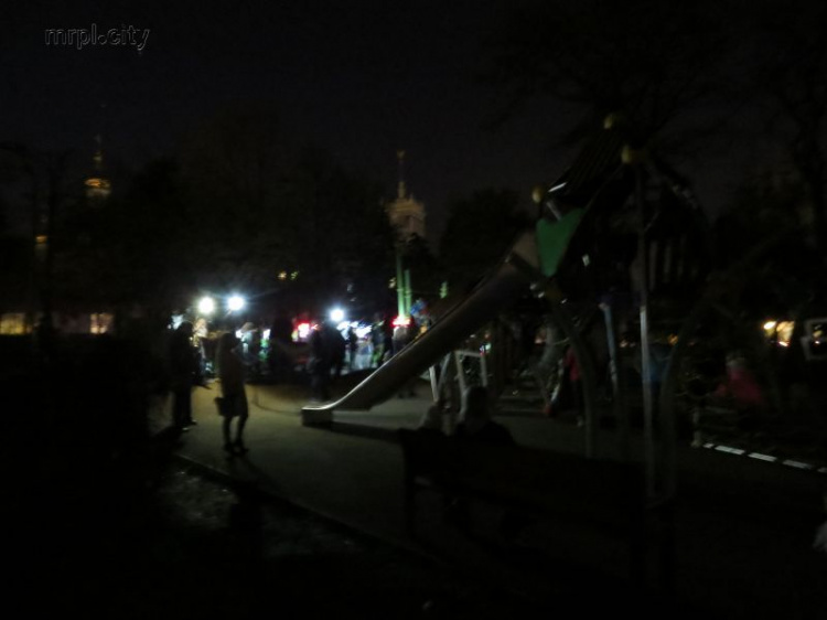 Внезапный мрак не смог изгнать мариупольцев из Театрального сквера (ФОТО+ВИДЕО)