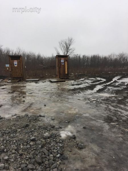 «Ничья земля и люди ничьи» - в сети показали туалеты нулевой зоны на Донетчине (ФОТО)