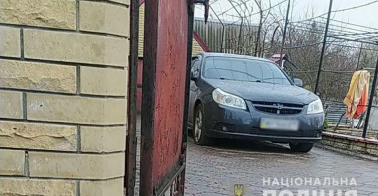 Во дворе жилого дома в Волновахском районе взрывом гранаты повредило автомобиль (ФОТО)