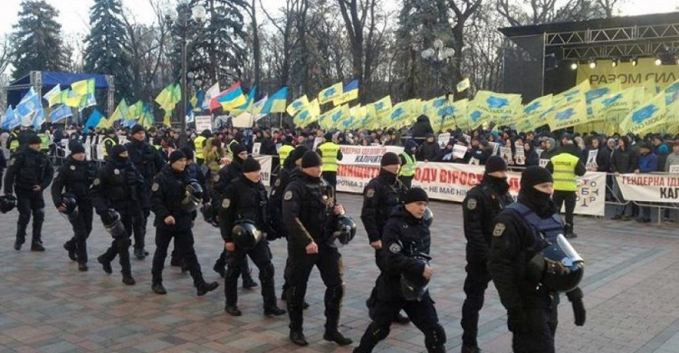 Стычки под Верховной Радой Украины: госпитализировано несколько полицейских