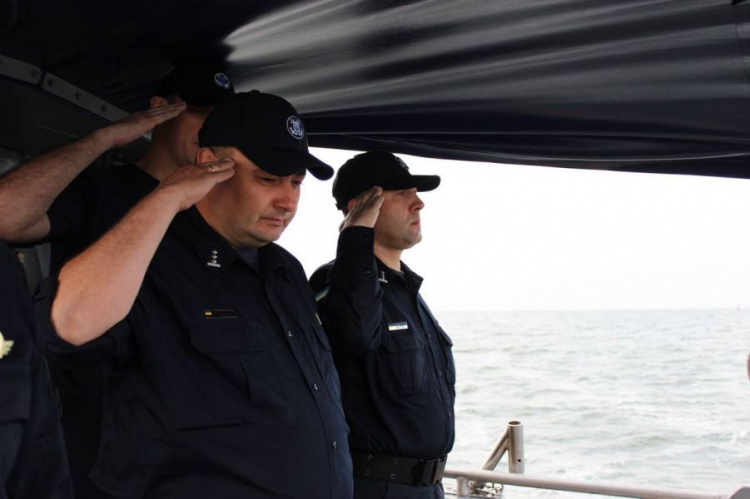 Моряки-пограничники в Мариуполе почтили погибших три года назад побратимов (ФОТО+ВИДЕО)