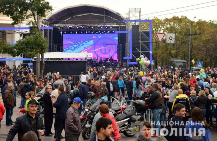 Во время празднования Дня города в Мариуполе потерялось 28 детей (ФОТО)