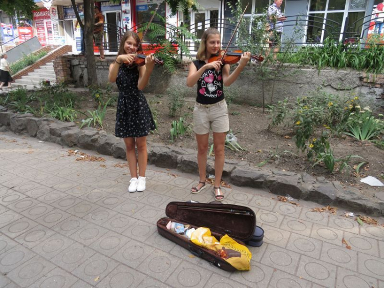 Гонорары, страхи, инциденты. Как девочки превратили музыку в бизнес на улицах Мариуполя (ФОТО)