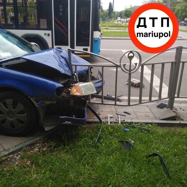 В центре Мариуполя автомобиль врезался в ограждение