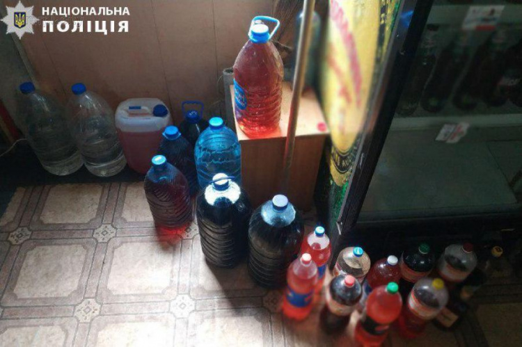 Полицейский рейд: в мариупольских заведениях изъяли десятки литров суррогата (ФОТО)