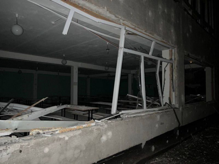 Появились фото после обстрела школы и жилых домов в Мариуполе