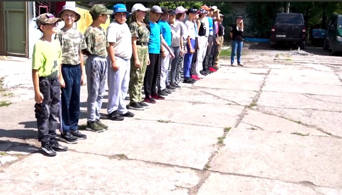 В окупованому Маріуполі дітей зганяють у військові табори - що відомо