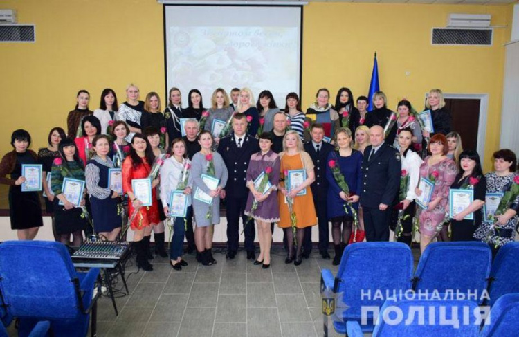 Сколько женщин работает в полиции Донецкой области? (ФОТО)