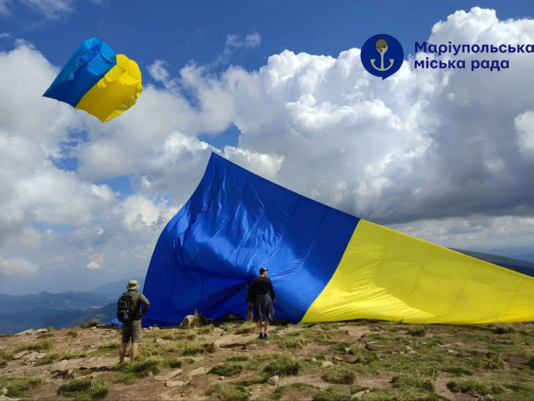 Маріупольські вчителі підняли прапор України на Говерлі та встановили рекорд (фото)