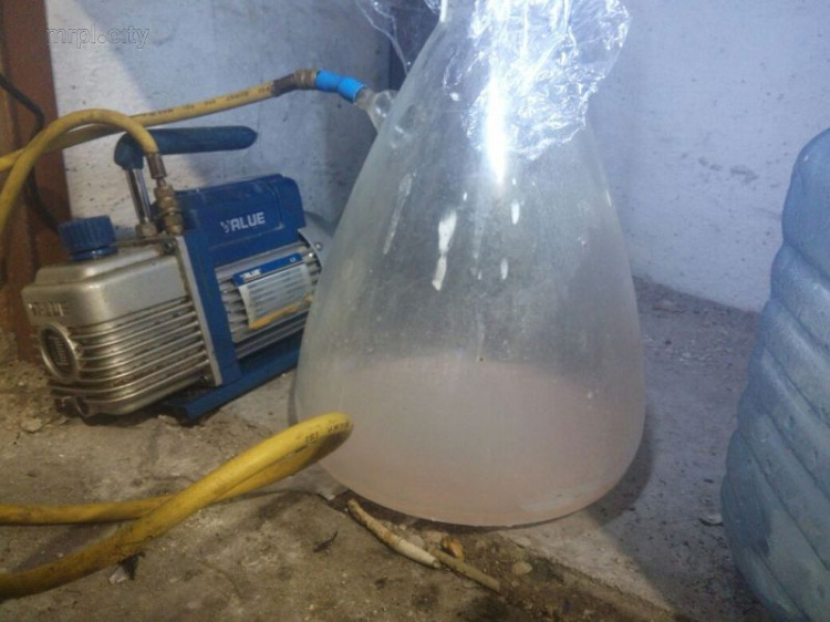 В Мариуполе ликвидировали нарколабораторию в гараже (ФОТО)