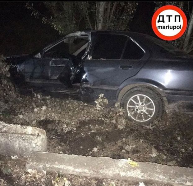 В Мариуполе автомобиль слетел с дороги