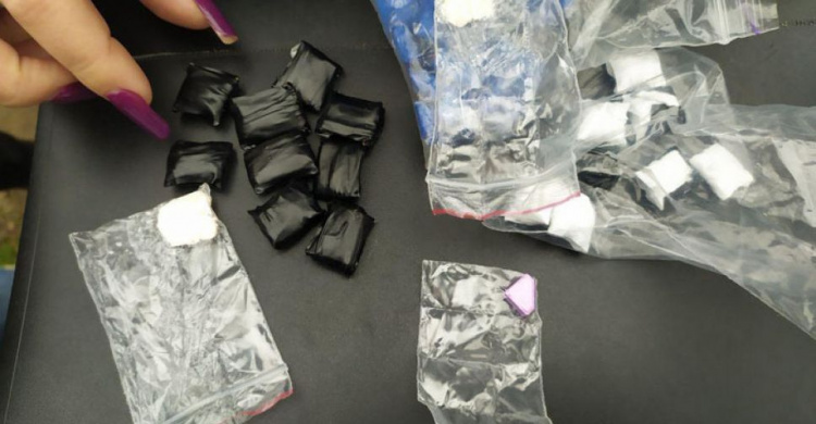 В Мариуполе поймали закладчика наркотиков с 34 свертками амфетамина (ФОТО)