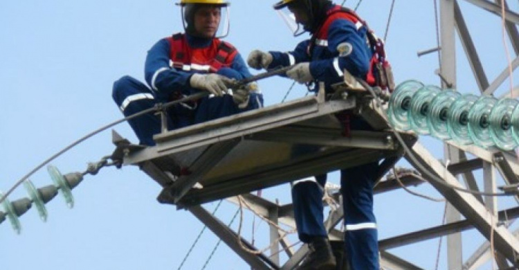 Массовые порывы мариупольских электросетей устраняют 14 бригад специалистов