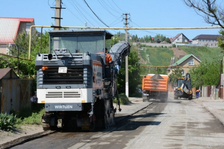 Город без окраин: в частном секторе Мариуполя ремонтируют дороги