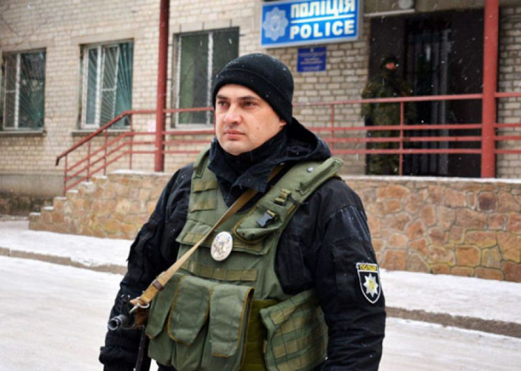 В Донецкой области полицейский спас жизнь прохожему с эпилепсией (ФОТО)