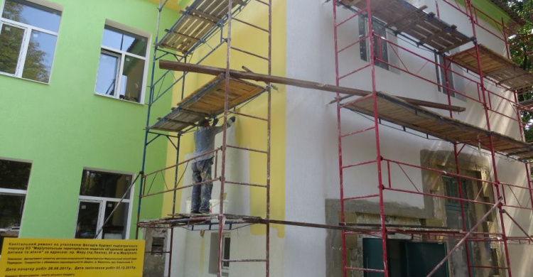 В Мариуполе стянут, утеплят и раскрасят здание для лечения детей (ФОТОФАКТ)