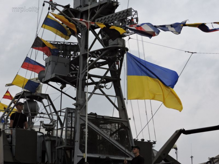 Украинский Мариуполь украшен национальными флагами (ФОТОФАКТ)