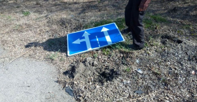 На «дороге жизни» Запорожье-Мариуполь массово крадут дорожные знаки (ФОТО)