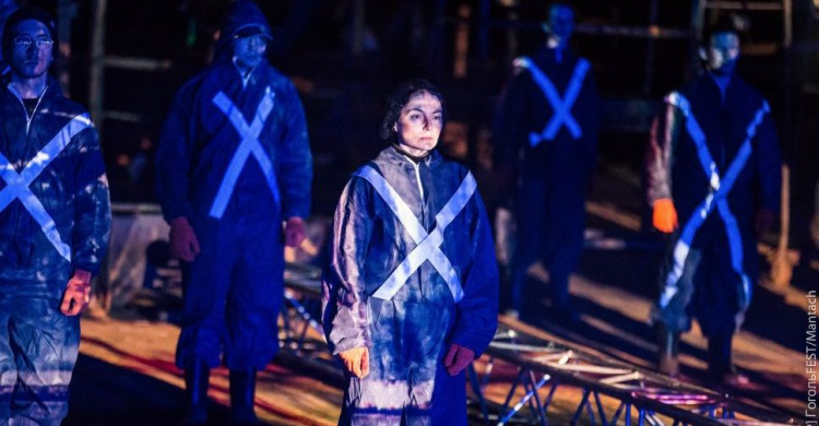 Затопление дока и балет кранов: в пасхальную ночь в Мариуполе показали уникальную гранд-оперу (ФОТО+ВИДЕО)