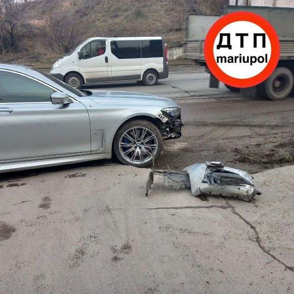 В Мариуполе водитель «BMW», пытаясь избежать ДТП, врезался в бордюр