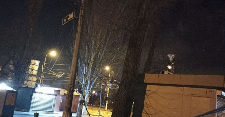 В Мариуполе оборванный кабель угрожает жителям (ФОТОФАКТ)