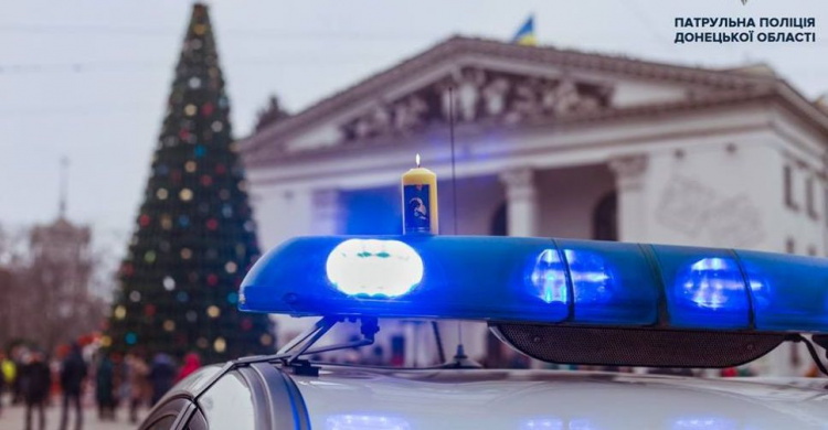 В преддверии Рождества полицейские Мариуполя патрулировали город с Вифлеемским огнём (ФОТО)
