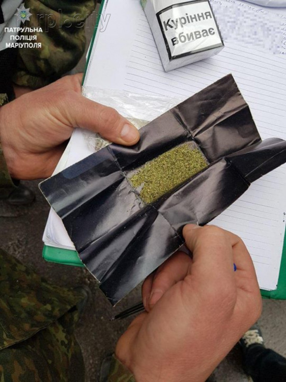 Мариуполец с наркотиком в кармане устроил «суд над копами за беспредел» в центре города (Ф0ТО)
