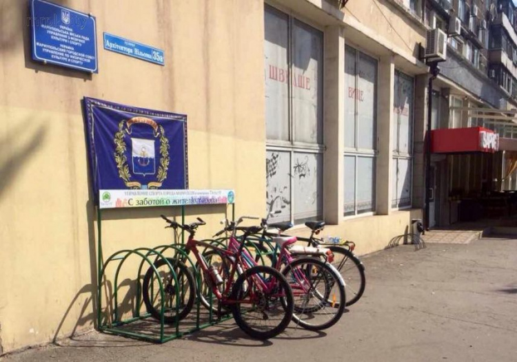 В центре Мариуполя появилось еще одно место для парковки велосипедов (ФОТО)