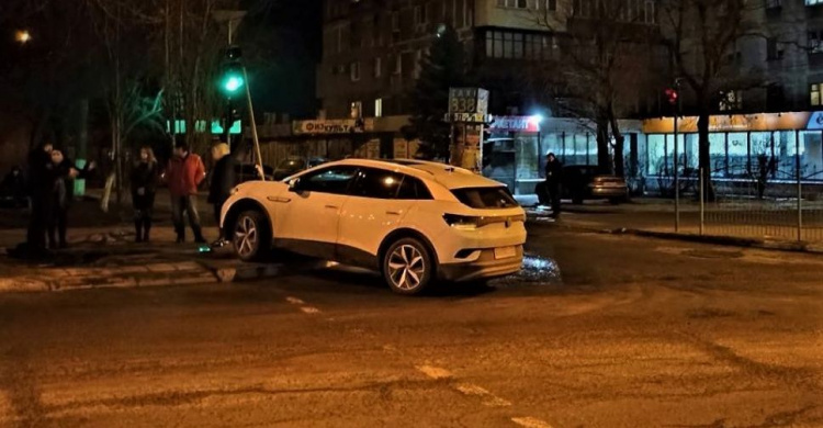 Автомобиль снес пешеходный светофор в Мариуполе