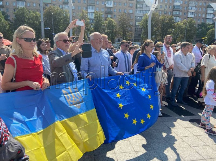 В единстве – наша сила: уникальным флешмобом мариупольцы поздравили Украину с Днем Независимости