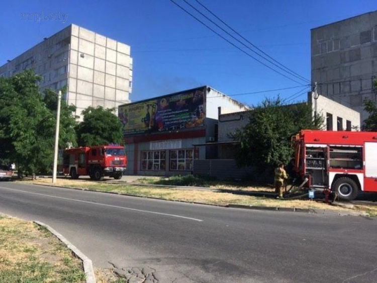 В Мариуполе загорелся бильярдный клуб: тушили 15 пожарных (ФОТО+ВИДЕО)