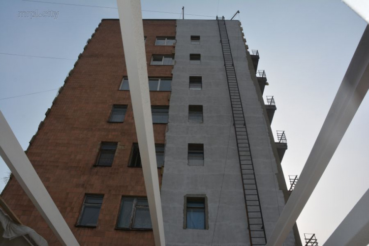 Жебривский раскритиковал работу подрядчика, который задерживает ремонт областной больницы в Мариуполе (ФОТО)