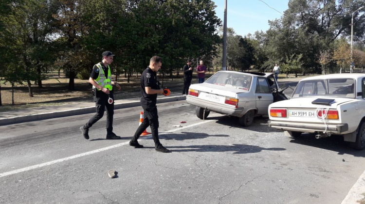 Лобовое столкновение «ВАЗ» и «Рено» в Мариуполе: пострадали три человека (ФОТО)