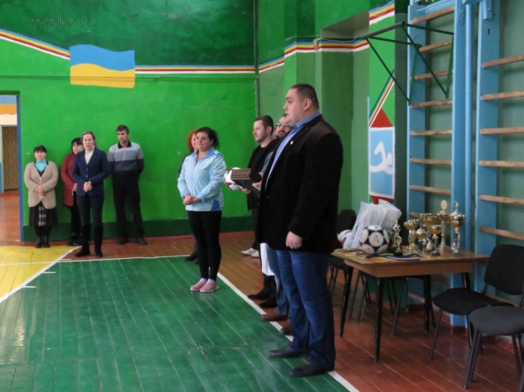 Александр Лашин вспомнил азы футбола и наградил подарками воспитанников мариупольского интерната (ФОТО)