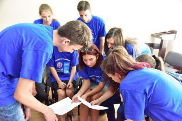 Мариупольские школьники развернули информационную кампанию в поддержку детей из зоны АТО (ФОТО)