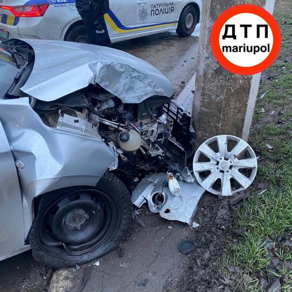 Автомобиль с пьяным водителем врезался в столб в Мариуполе