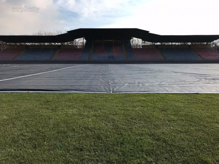 В Мариуполе «будят» футбольный газон на стадионе «Ильичевец» (ФОТО)