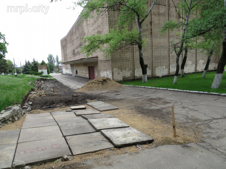 В центре Мариуполя появится новая парковка для машин (ФОТОФАКТ)