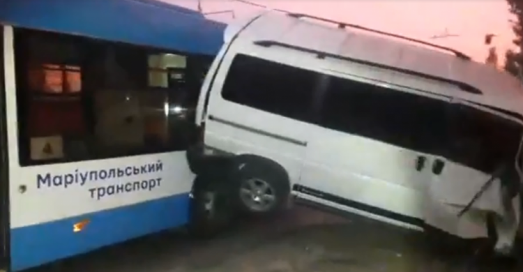 В Мариуполе столкнулись микроавтобус с троллейбусом, есть пострадавшие (ВИДЕО)