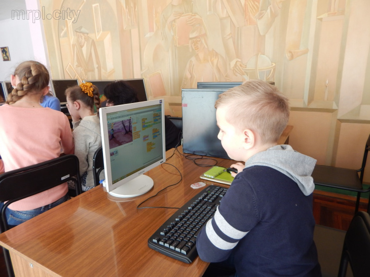 Волонтеры-айтишники в Мариуполе обучают детей программированию (ФОТО)
