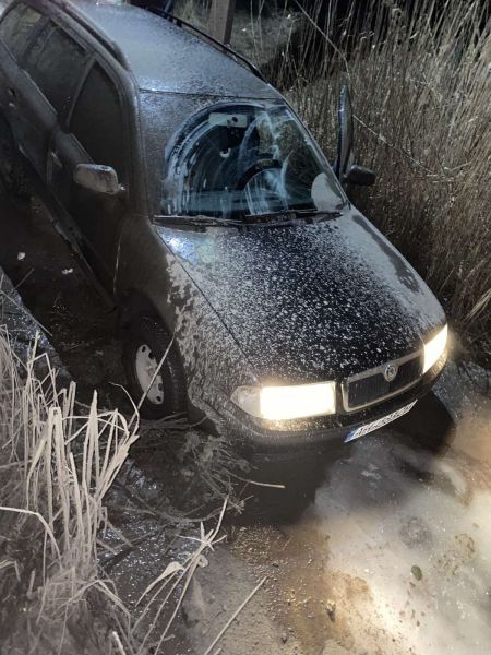 Группа спасателей Донетчины вытягивала автомобиль из грязи