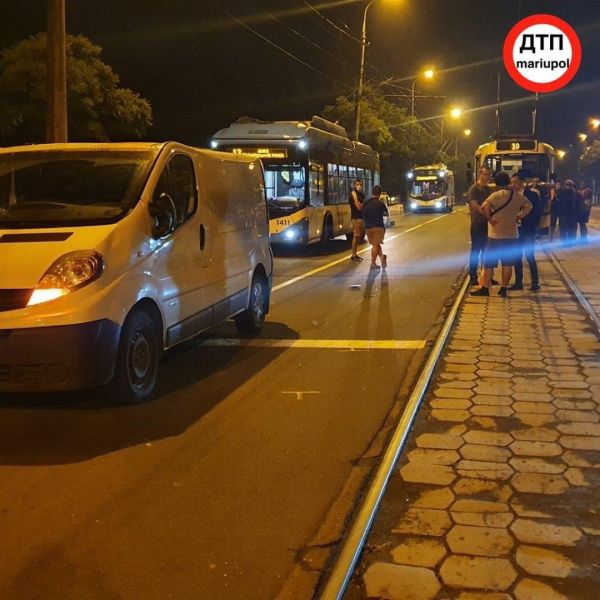 В Мариуполе микроавтобус сбил мужчину, выходившего с трамвая (ФОТО)