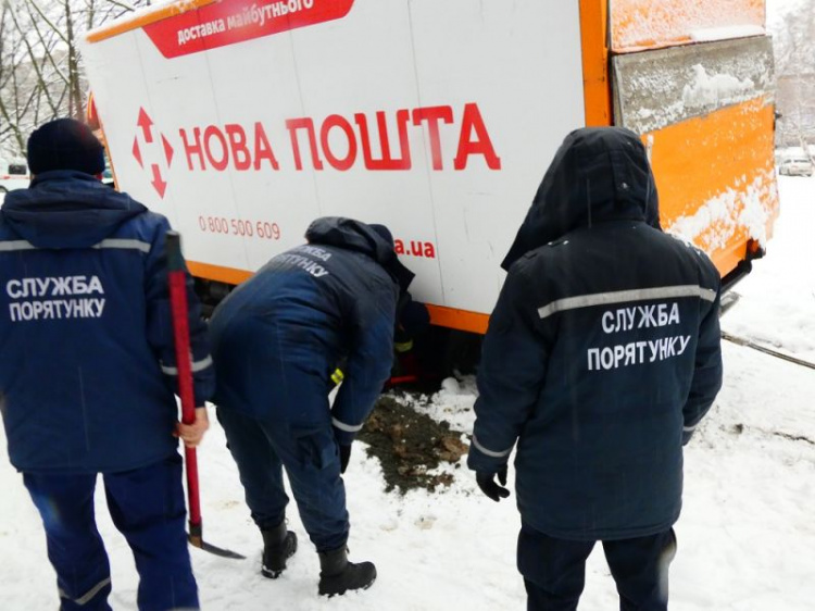 В Мариуполе в снежную ловушку попали фуры и почтовый грузовик (ФОТО+ВИДЕО)