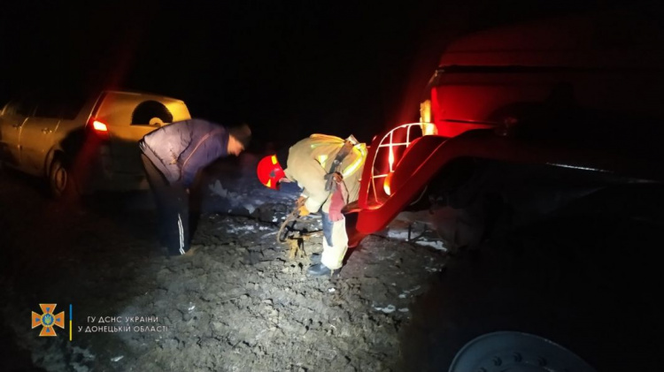В Мариупольском районе легковушка застряла в грязи