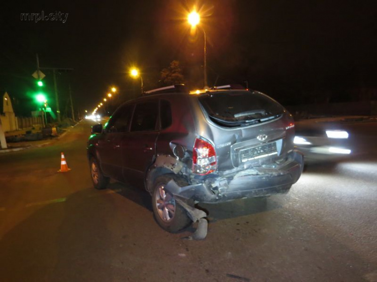 ДТП возле пожарной части в Мариуполе: водителя из салона вытаскивали прохожие (ФОТО)